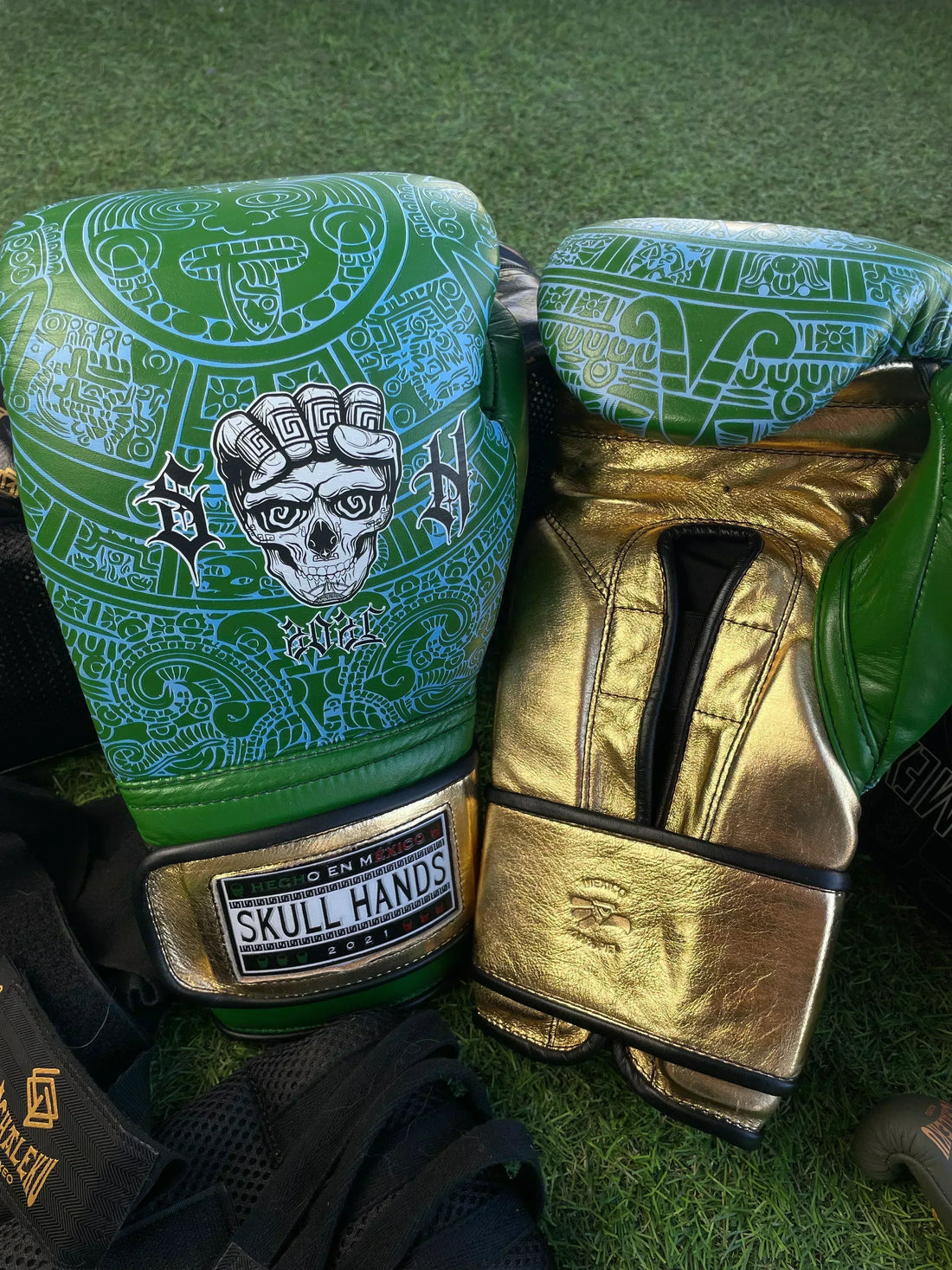 Guantes Skull Hands 16 onzas entrenamiento profesional. VERDE/AZUL/DORADO - Echaleku Boxeo