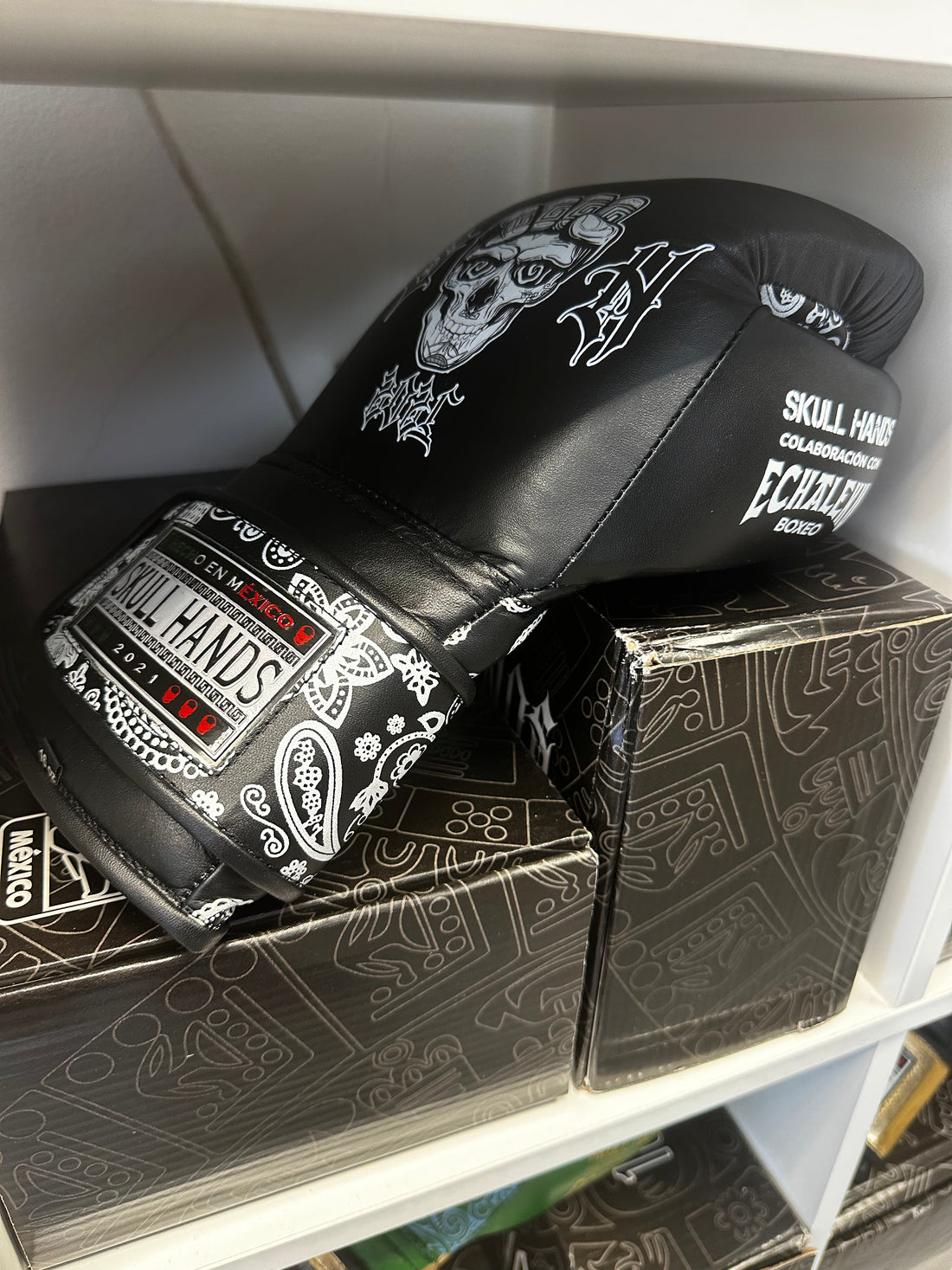 Guantes Skull Hands 16 onzas entrenamiento profesional. ROUND 1