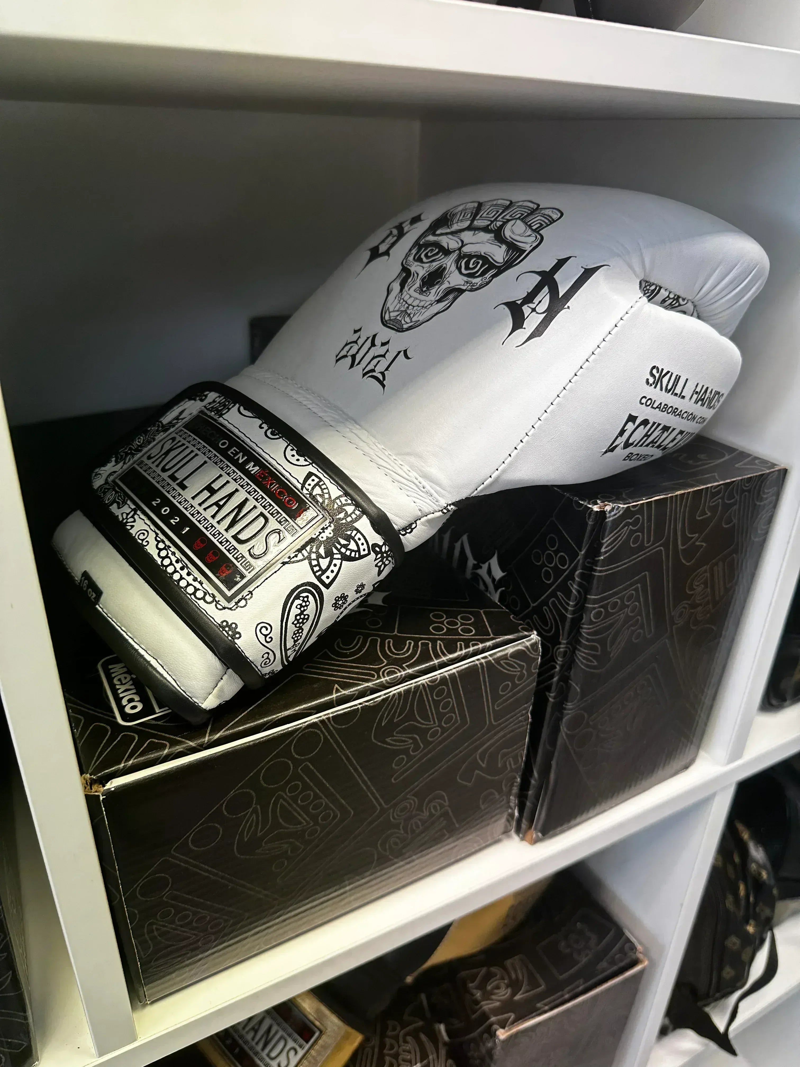 Guantes Skull Hands 16 onzas entrenamiento profesional. CACHEMIRA blanco y negro - Echaleku Boxeo