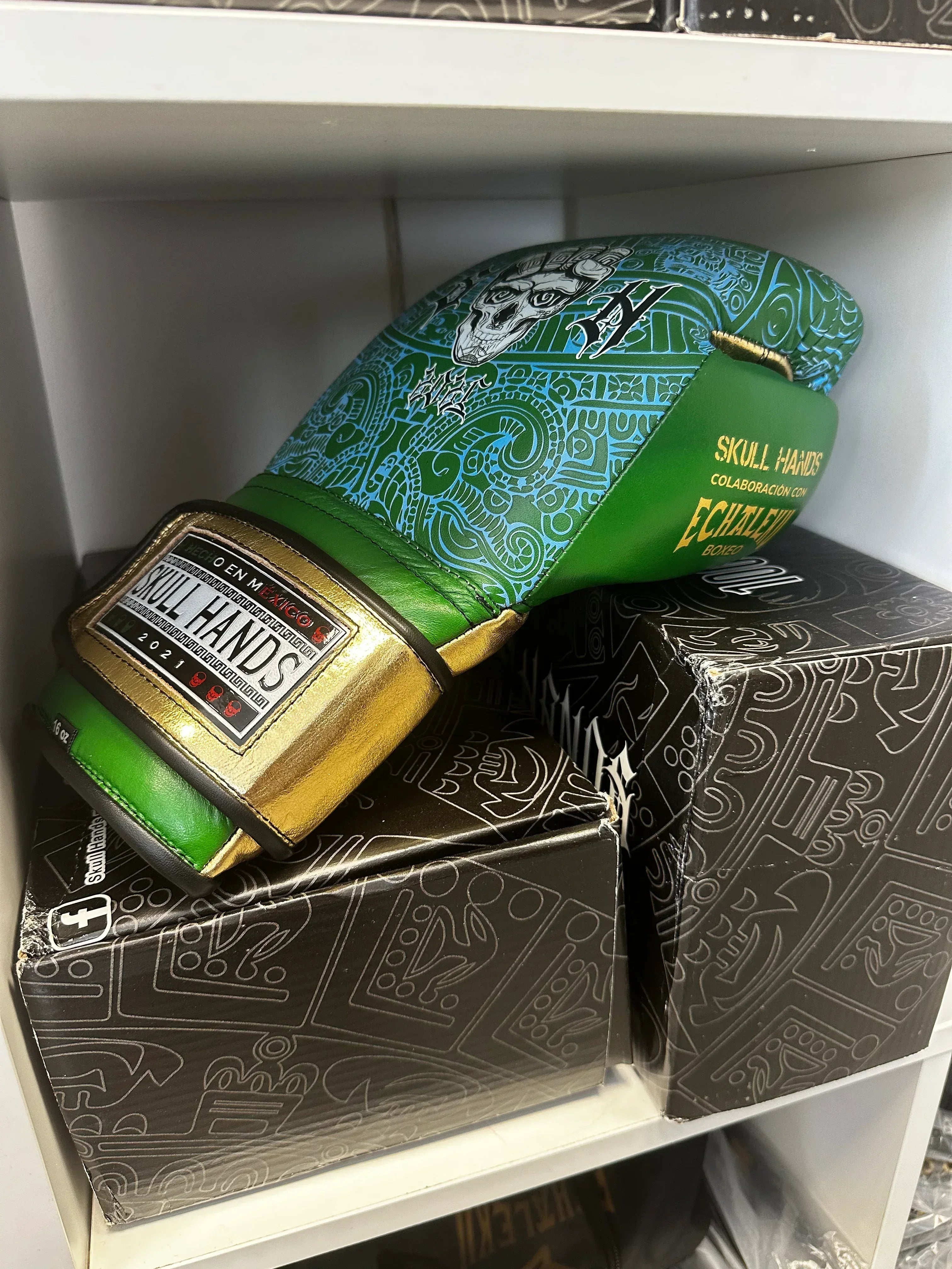 Guantes Skull Hands 16 onzas entrenamiento profesional. VERDE/AZUL/DORADO - Echaleku Boxeo