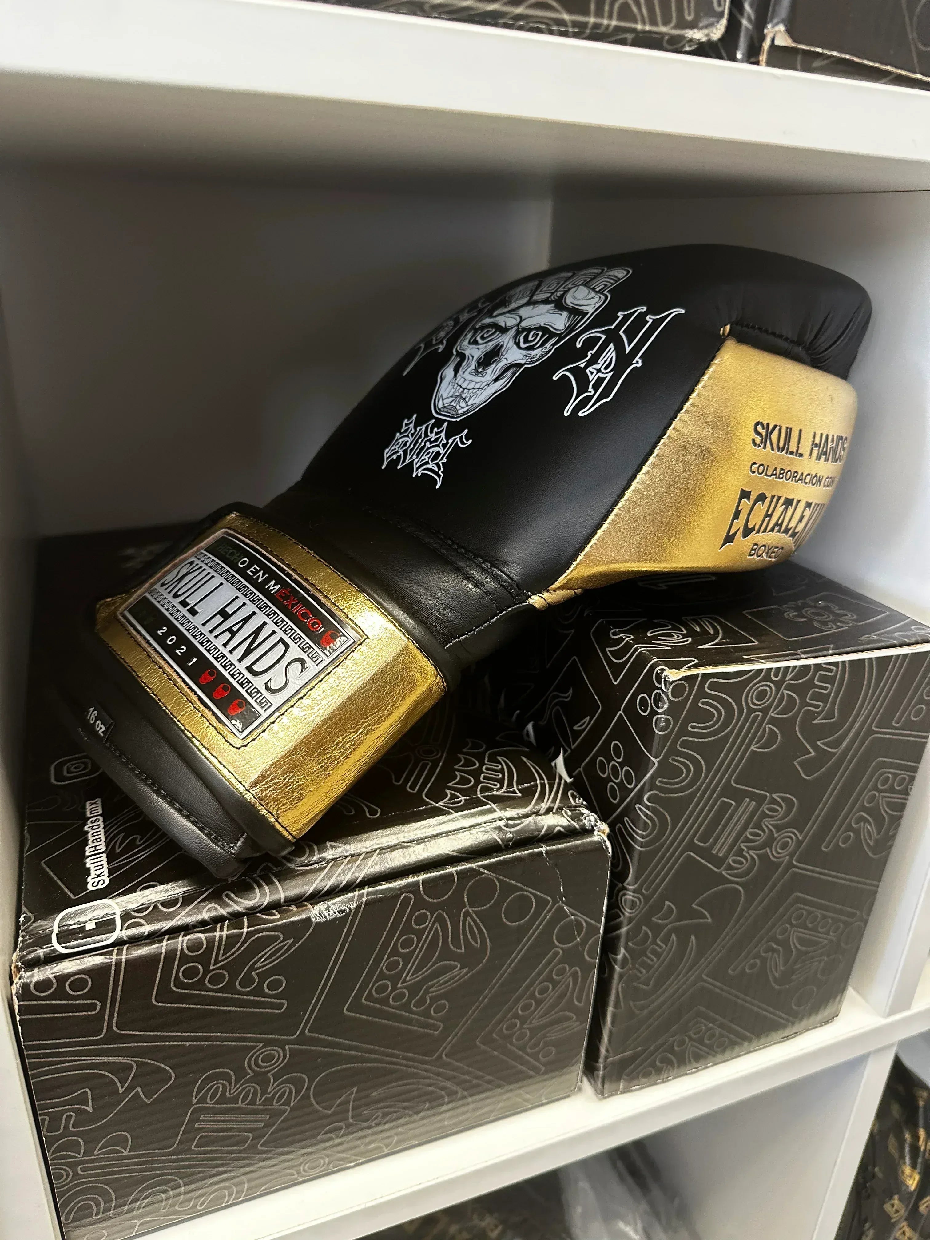 Guantes SkullHands 16 onzas entrenamiento profesional. NEGRO/DORADO - Echaleku Boxeo