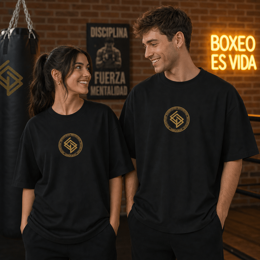 Camiseta Unisex Oversize Color Negro y Logo Bordado Dorado
