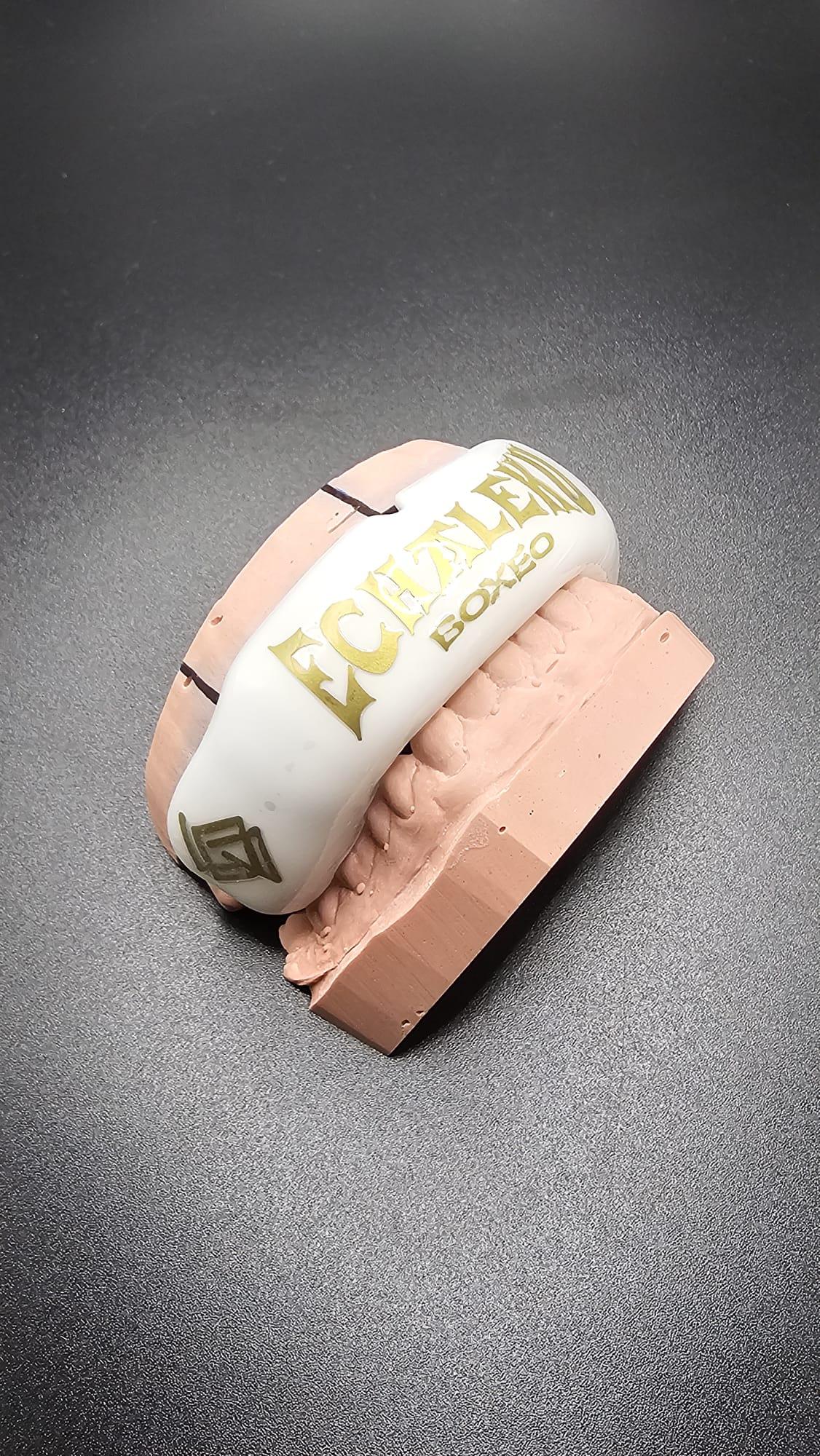 Protector bucal blanco a medida exacta del molde de tu boca - Echaleku Boxeo