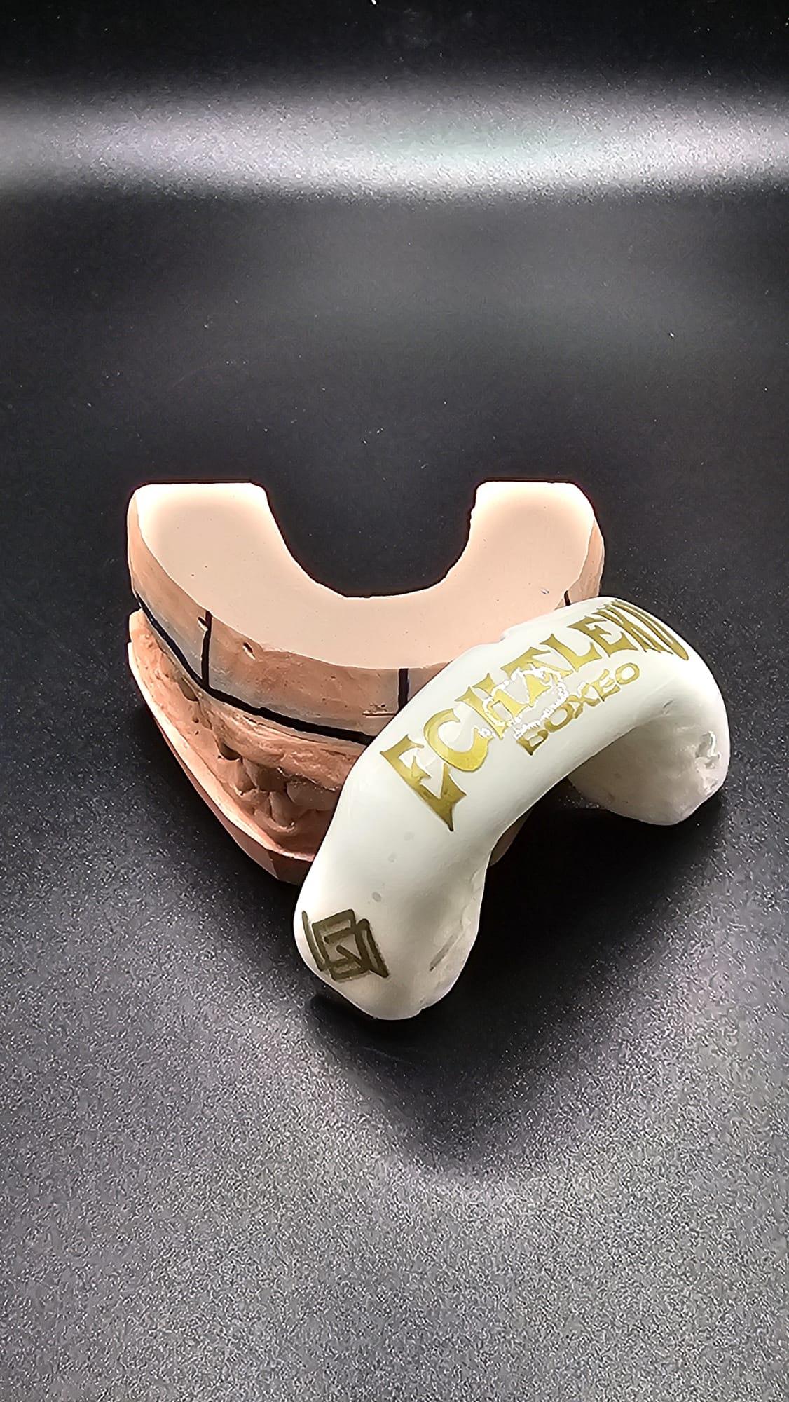 Protector bucal blanco a medida exacta del molde de tu boca - Echaleku Boxeo