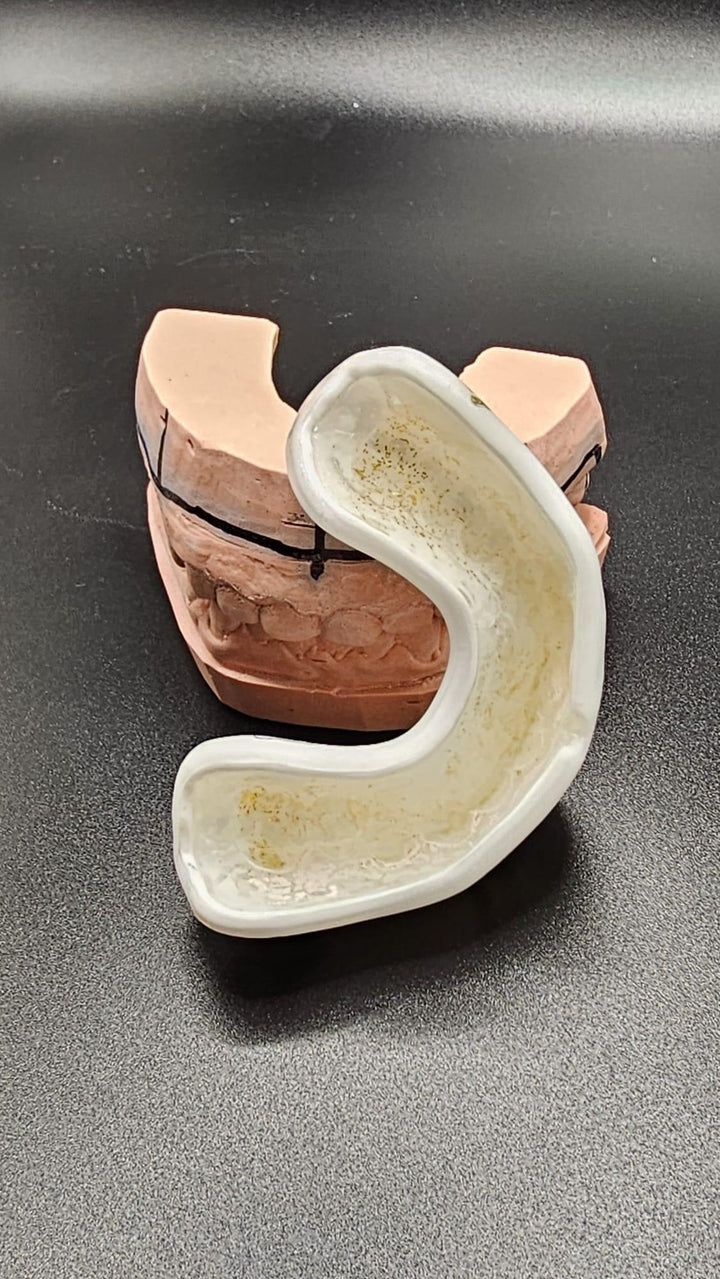 Protector bucal blanco a medida exacta del molde de tu boca - Echaleku Boxeo