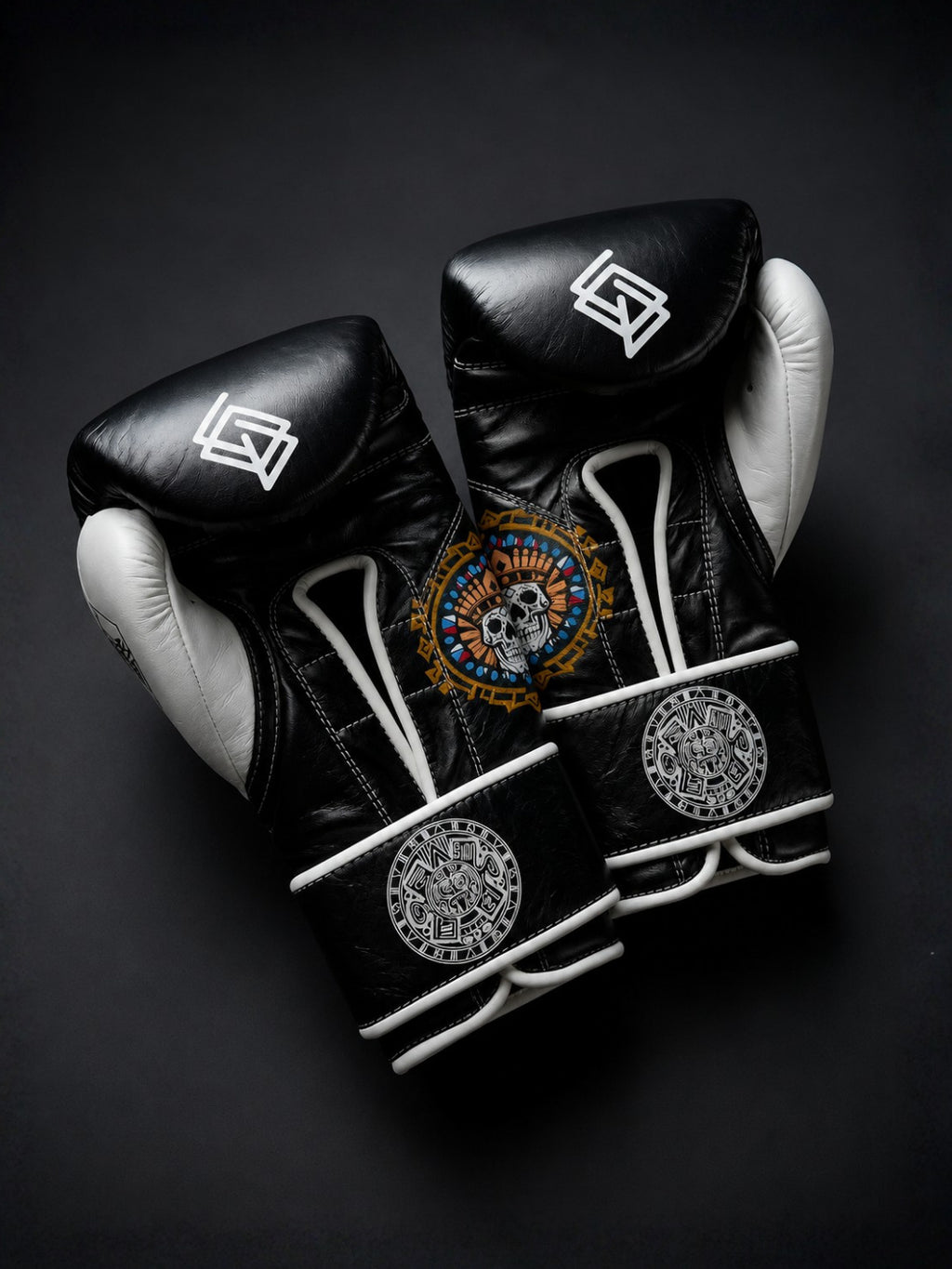 Guantes de boxeo Azteca Negro Noche, vista posterior del par