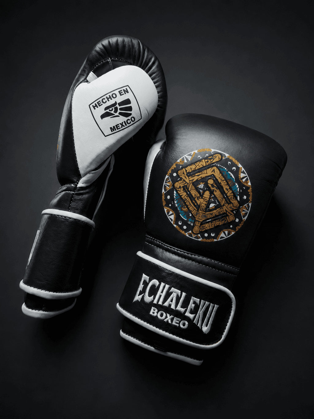 Guantes de boxeo Azteca Negro Noche, vista diagonal del dorso y la palma