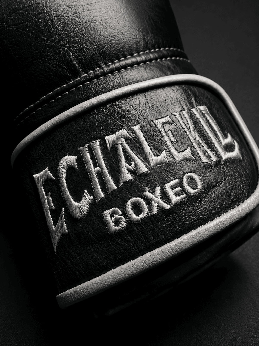 Guante de boxeo Azteca Negro Noche, detalle del bordado en el cierre