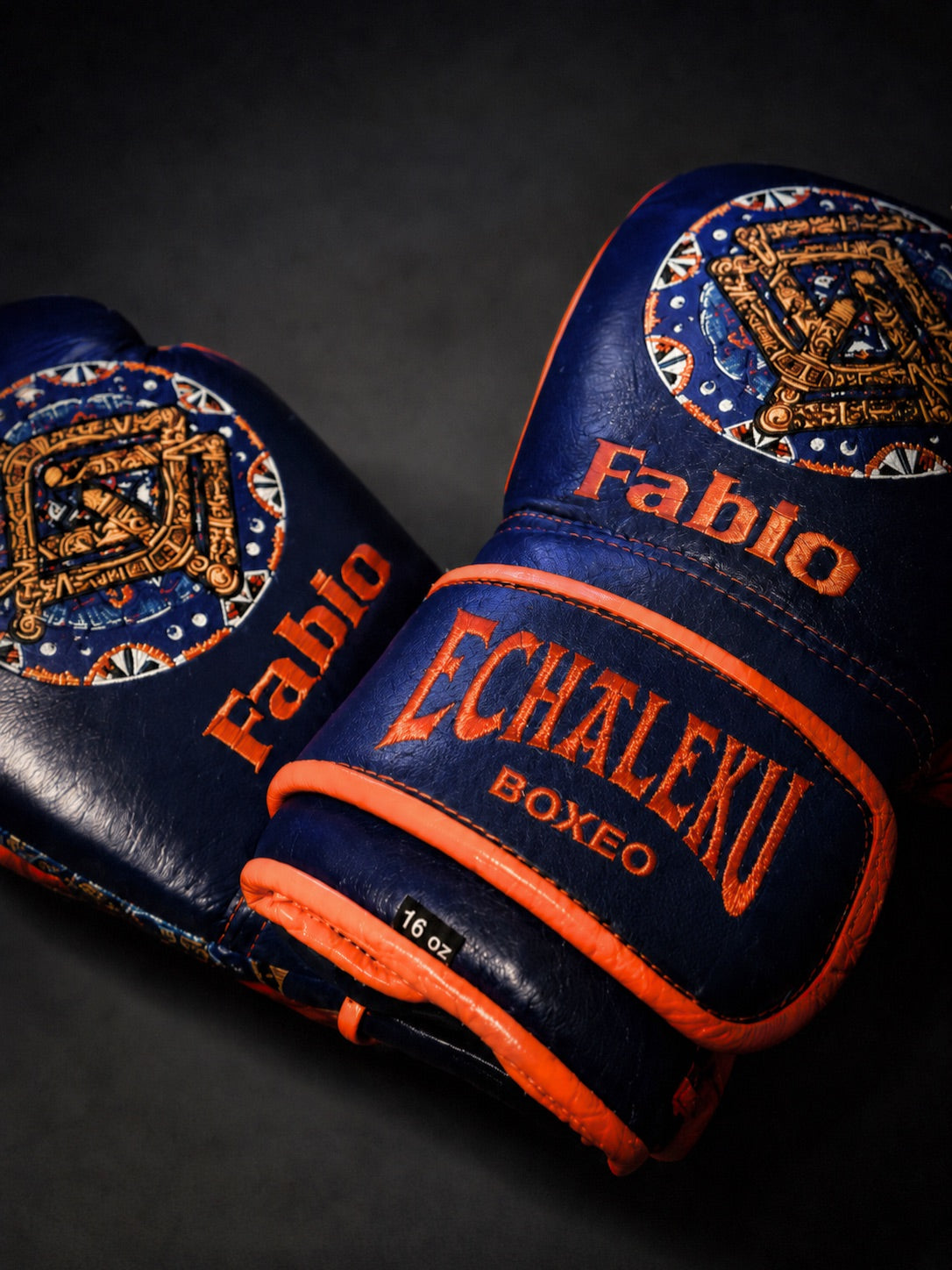 Guantes de Boxeo Azteca personalizados Echaleku Boxeo en morado y naranja con ejemplo de nombre bordado