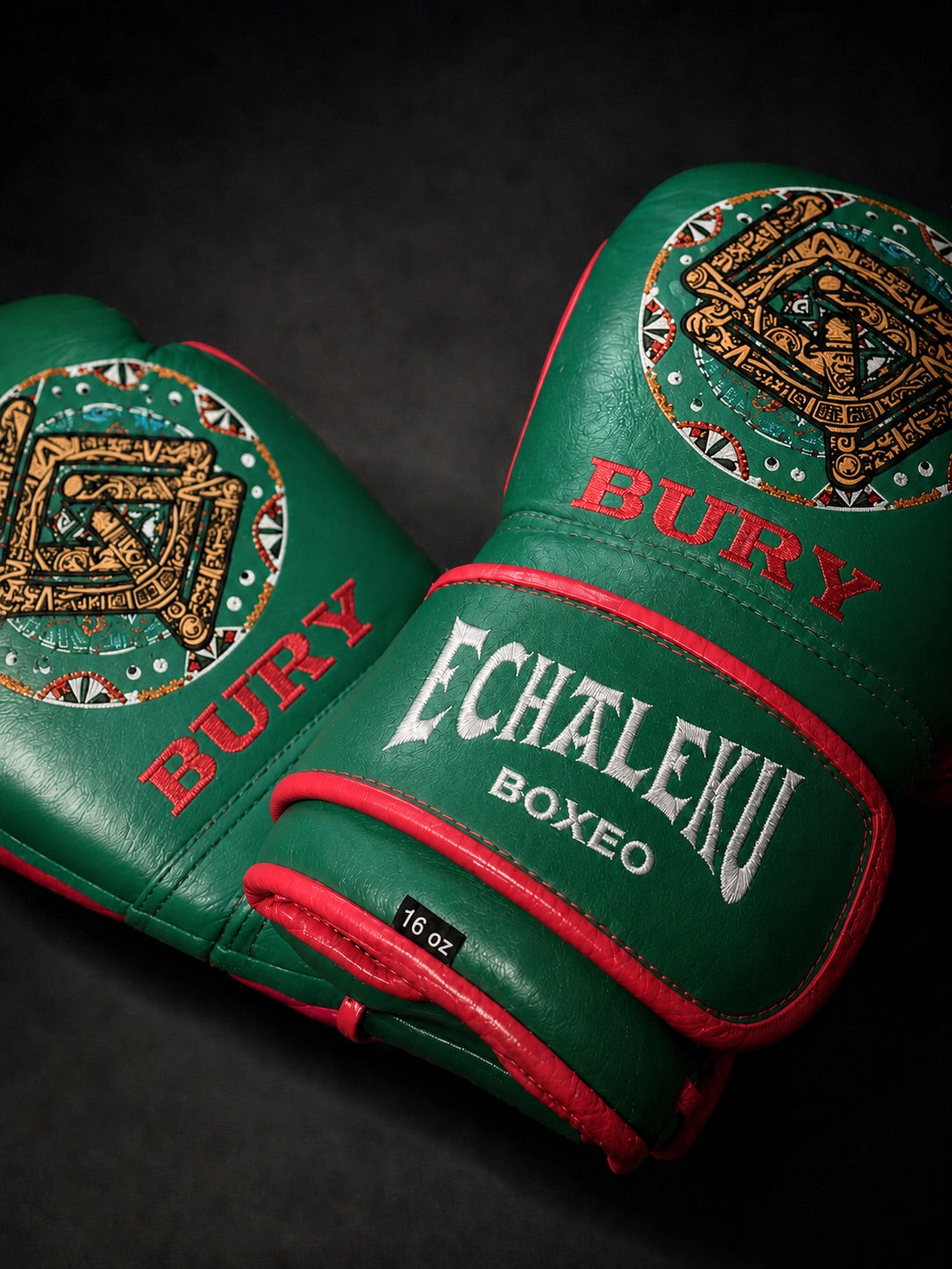 Guantes de Boxeo Azteca personalizados Echaleku Boxeo en verde y rojo con ejemplo de nombre bordado