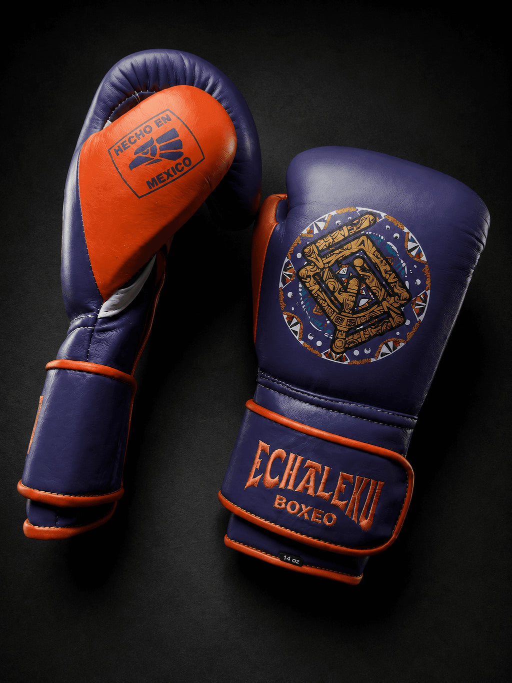 Guantes de boxeo Azteca Vida o Muerte, vista diagonal del dorso y la palma