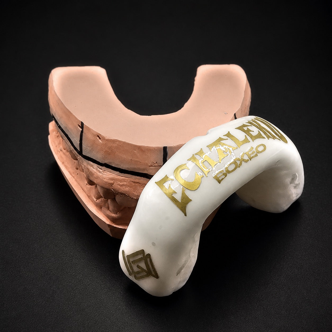 Protector bucal blanco a medida junto a molde dental - Echaleku Boxeo