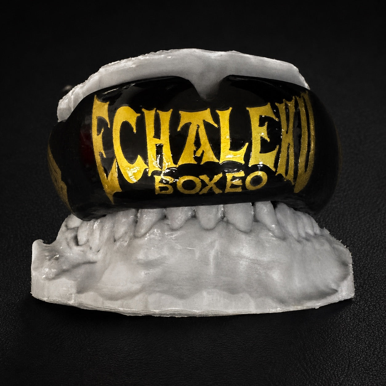 Protector bucal negro a medida colocado sobre molde dental - Echaleku Boxeo