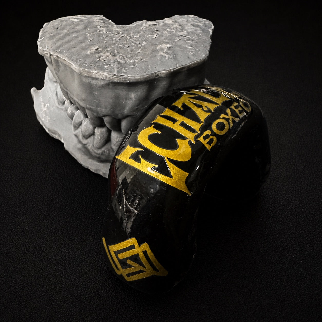 Protector bucal negro a medida junto a molde dental - Echaleku Boxeo