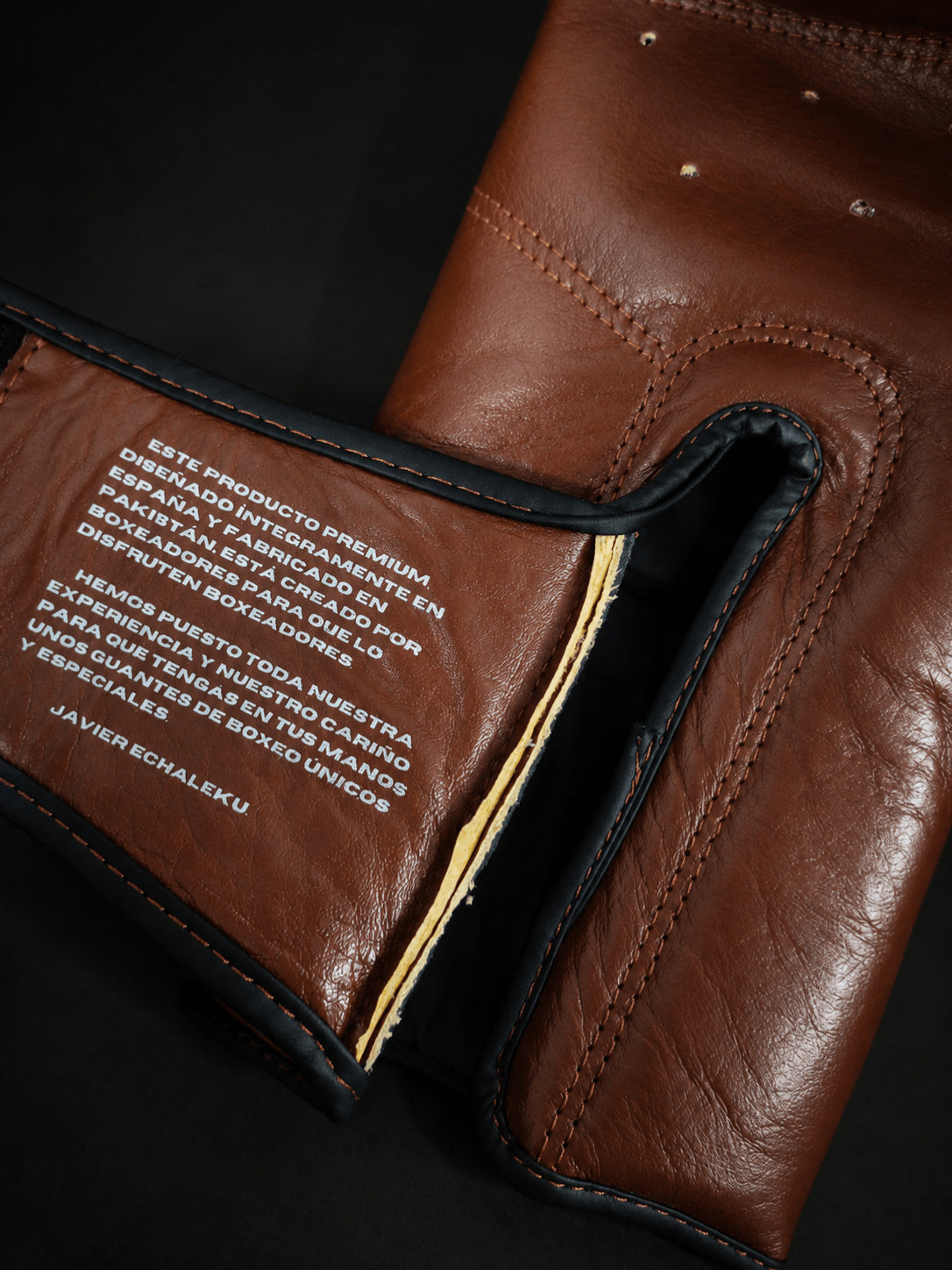 Guantes de boxeo Element marrón vintage, detalle interior del cierre