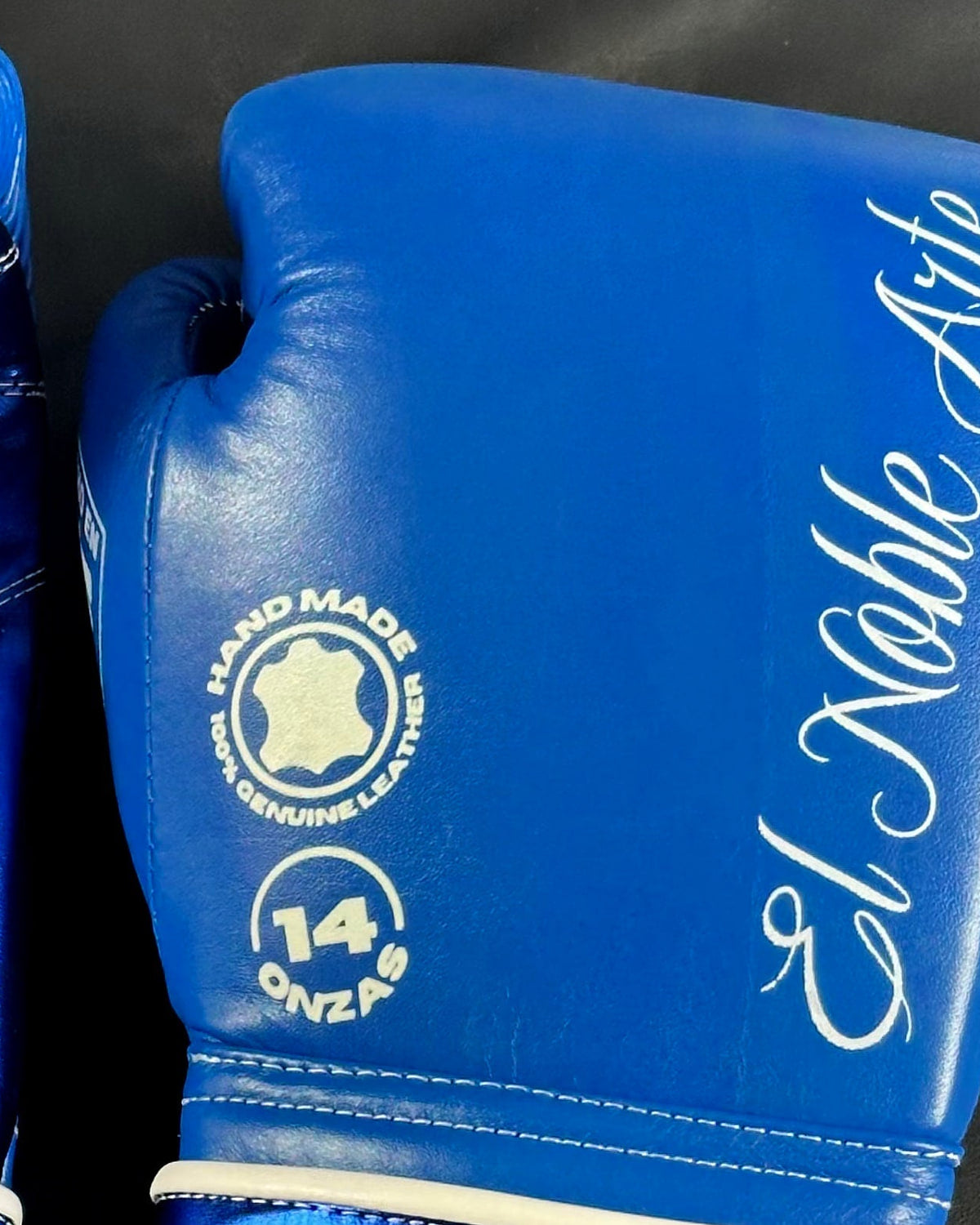 Detalle 1 de los guantes de boxeo Guanajuato Cantera Azul de Echaleku Boxeo