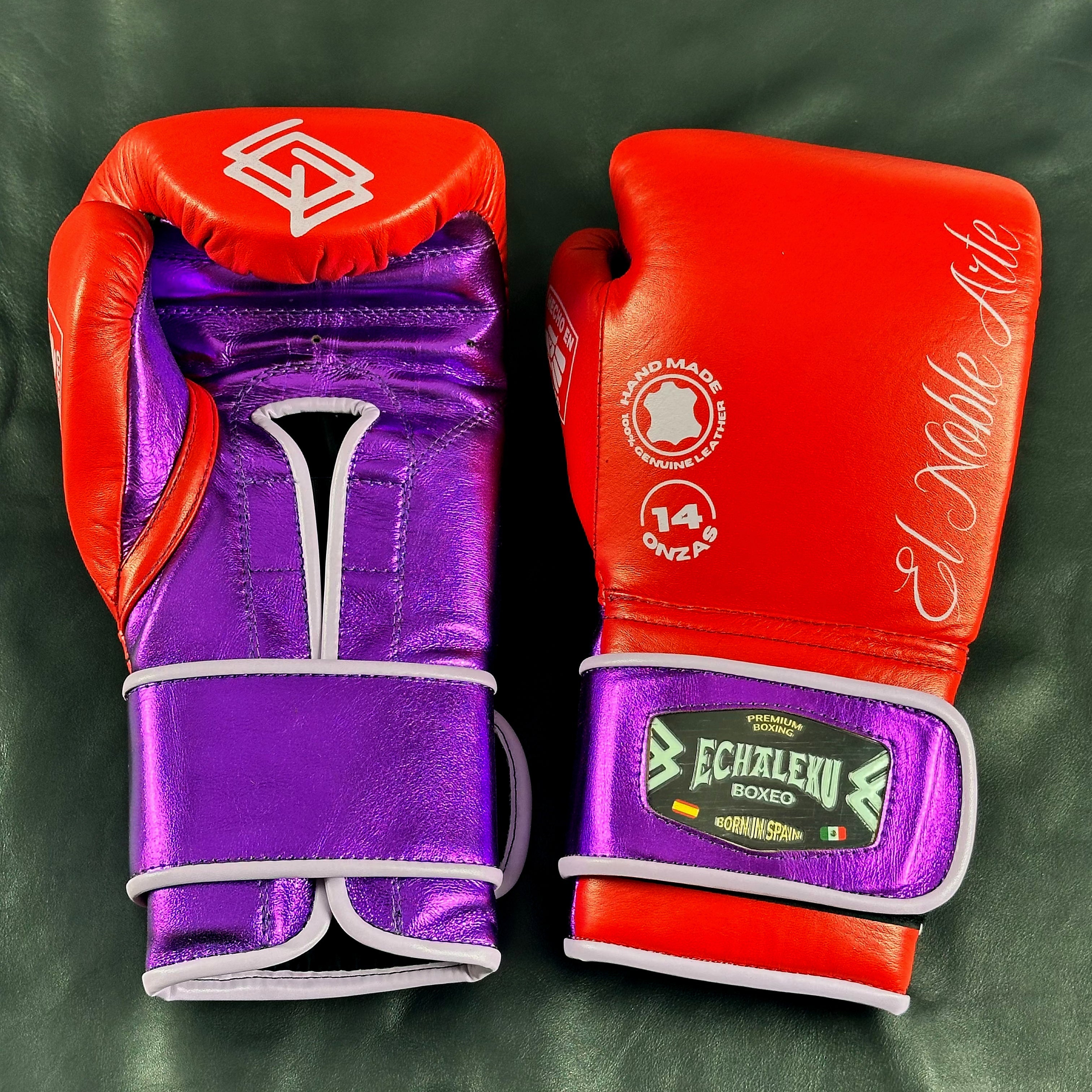 Guantes de boxeo Guanajuato Sangre Púrpura de Echaleku Boxeo, vista frontal y posterior