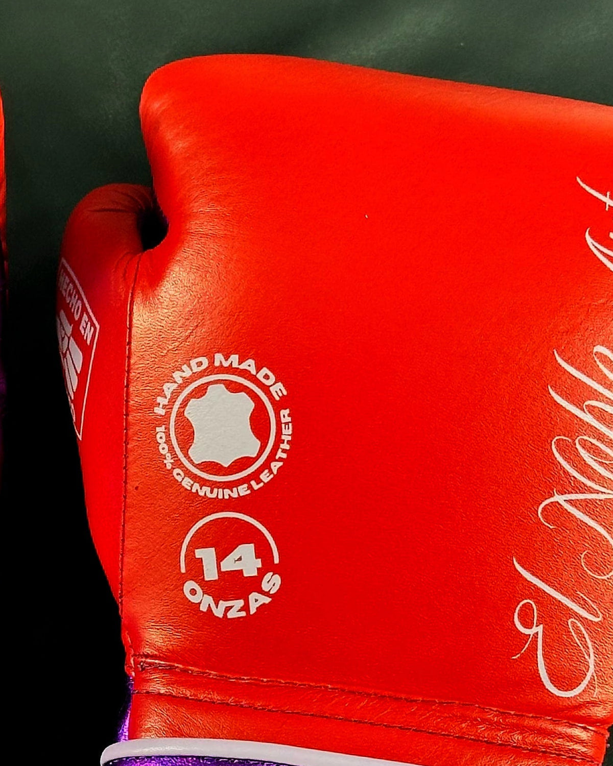 Detalle 1 de los guantes de boxeo Guanajuato Sangre Púrpura de Echaleku Boxeo