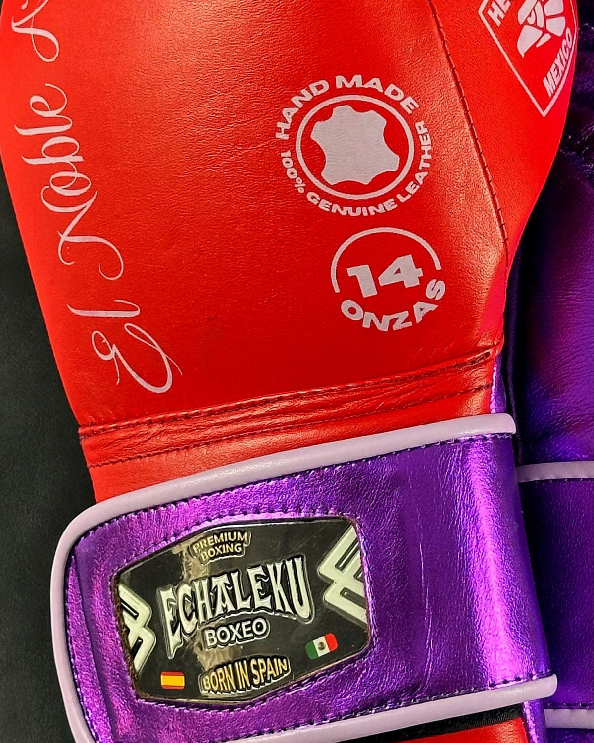 Detalle 2 de los guantes de boxeo Guanajuato Sangre Púrpura de Echaleku Boxeo