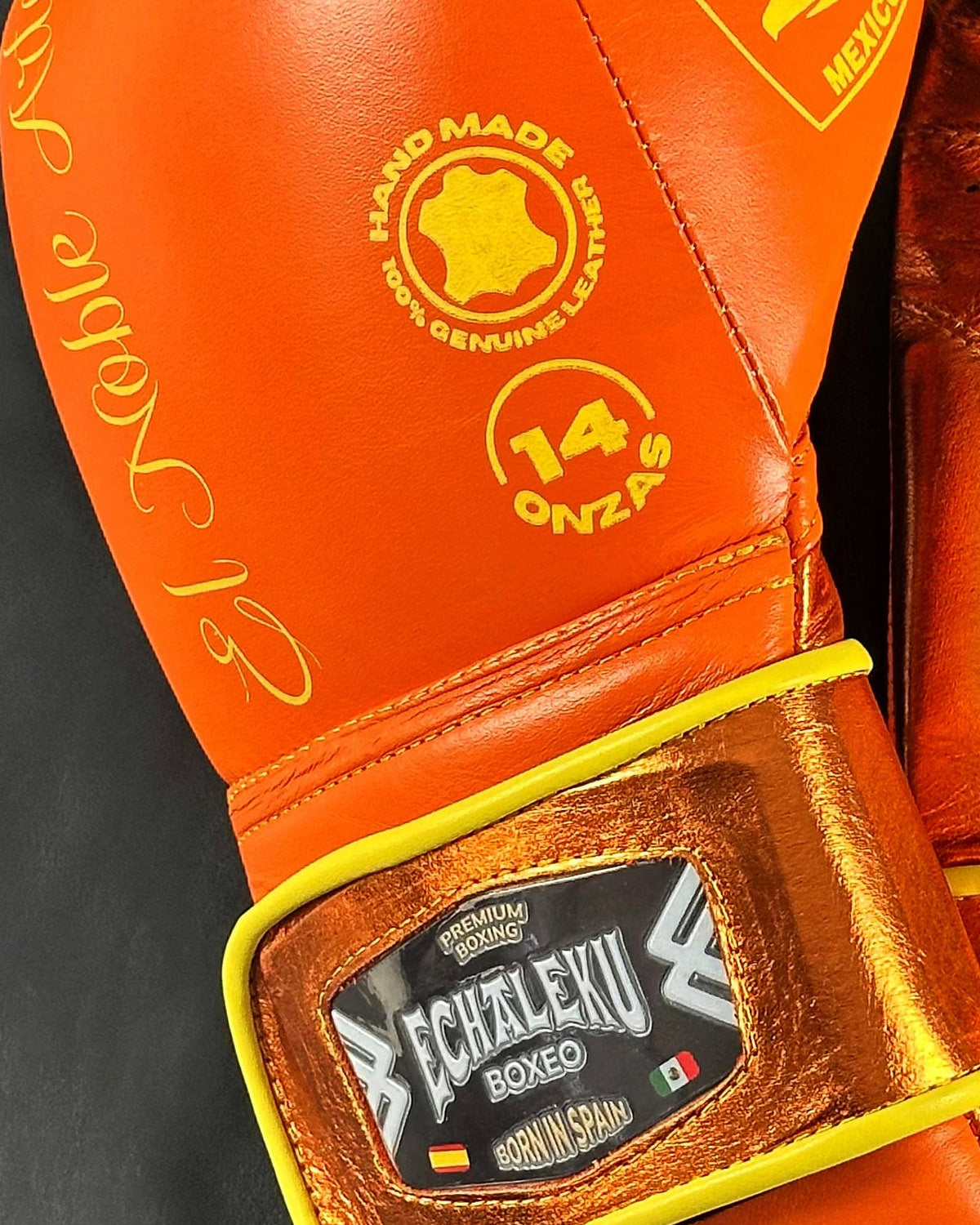 Detalle 2 de los guantes de boxeo Guanajuato Teja Coral de Echaleku Boxeo