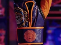 GUANTES PREMIUM ENTRENAMIENTO BOXEO PROFESIONAL: COLECCIÓN AZTECA fabricada en México. Vida y Muerte. Color Morado y Naranja.
