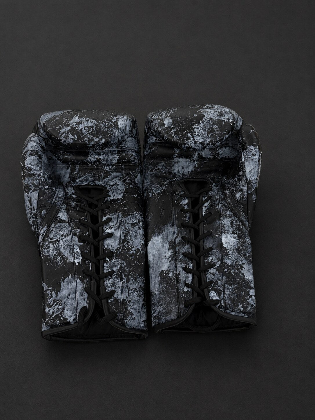 Guantes de boxeo de cuerdas Viva México Negro, detalle de ambos cierres