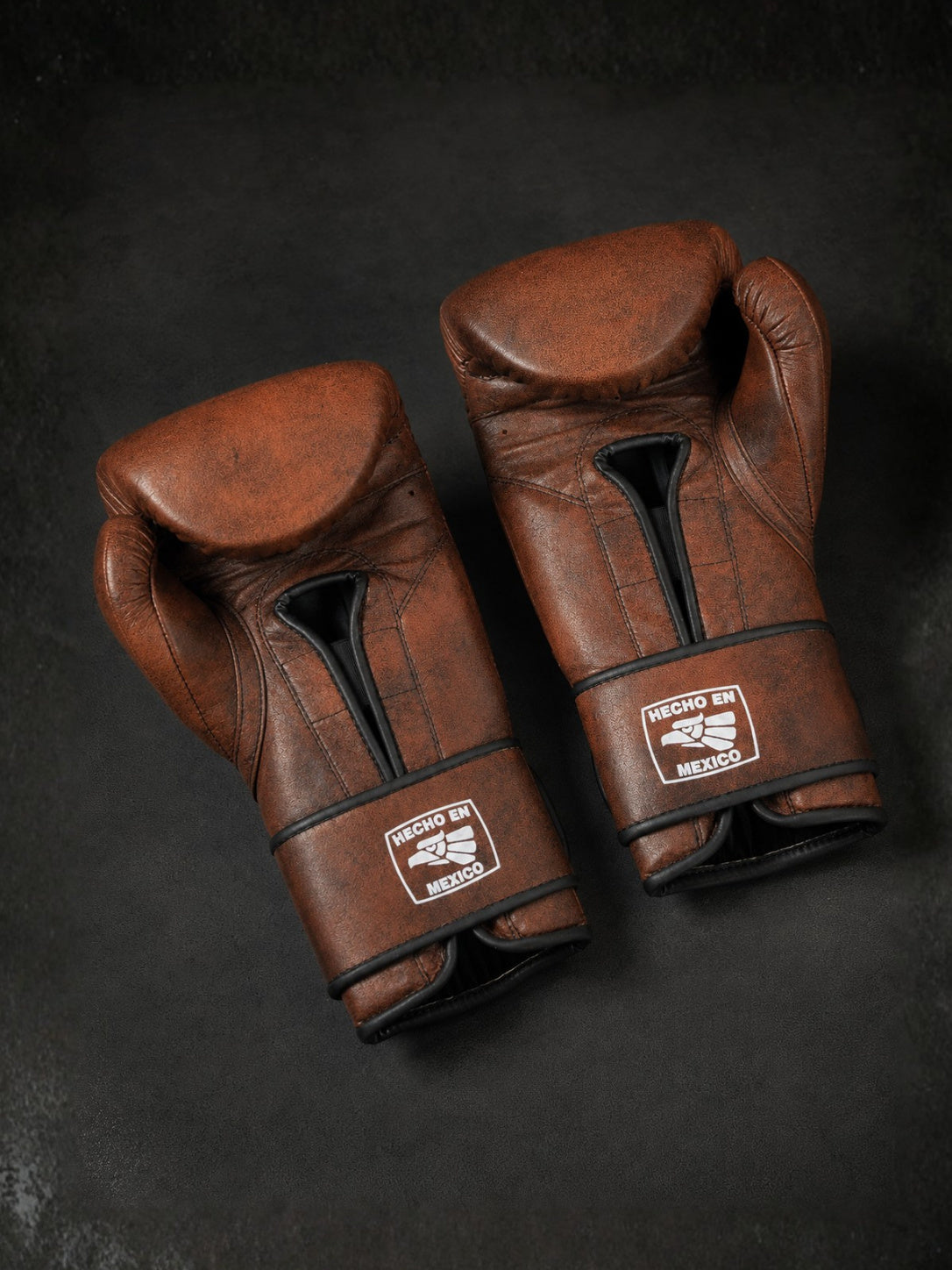 Guantes de boxeo Viva México Marrón, vista diagonal del par
