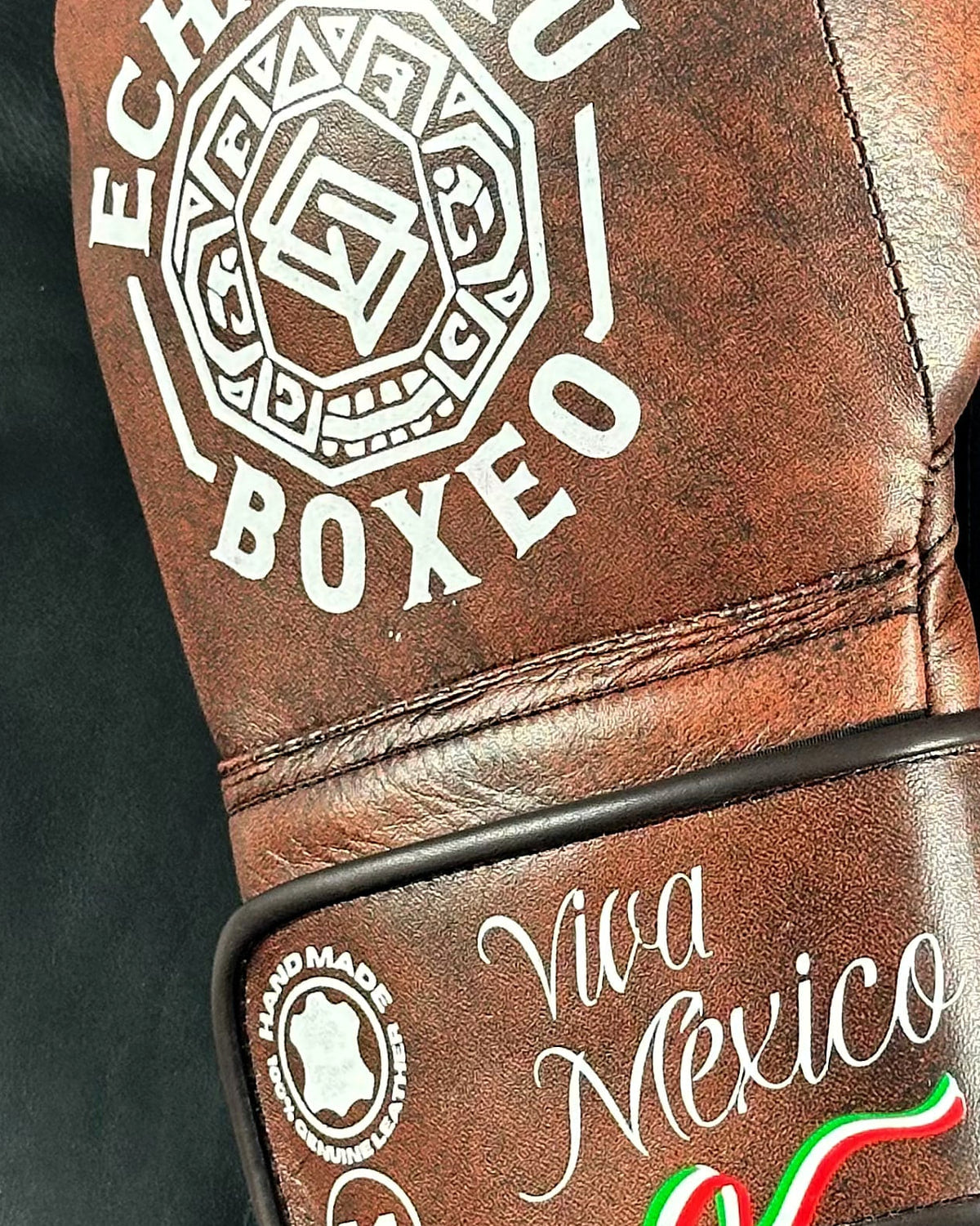 Detalle 2 de los guantes de boxeo Viva México Marrón de Echaleku Boxeo