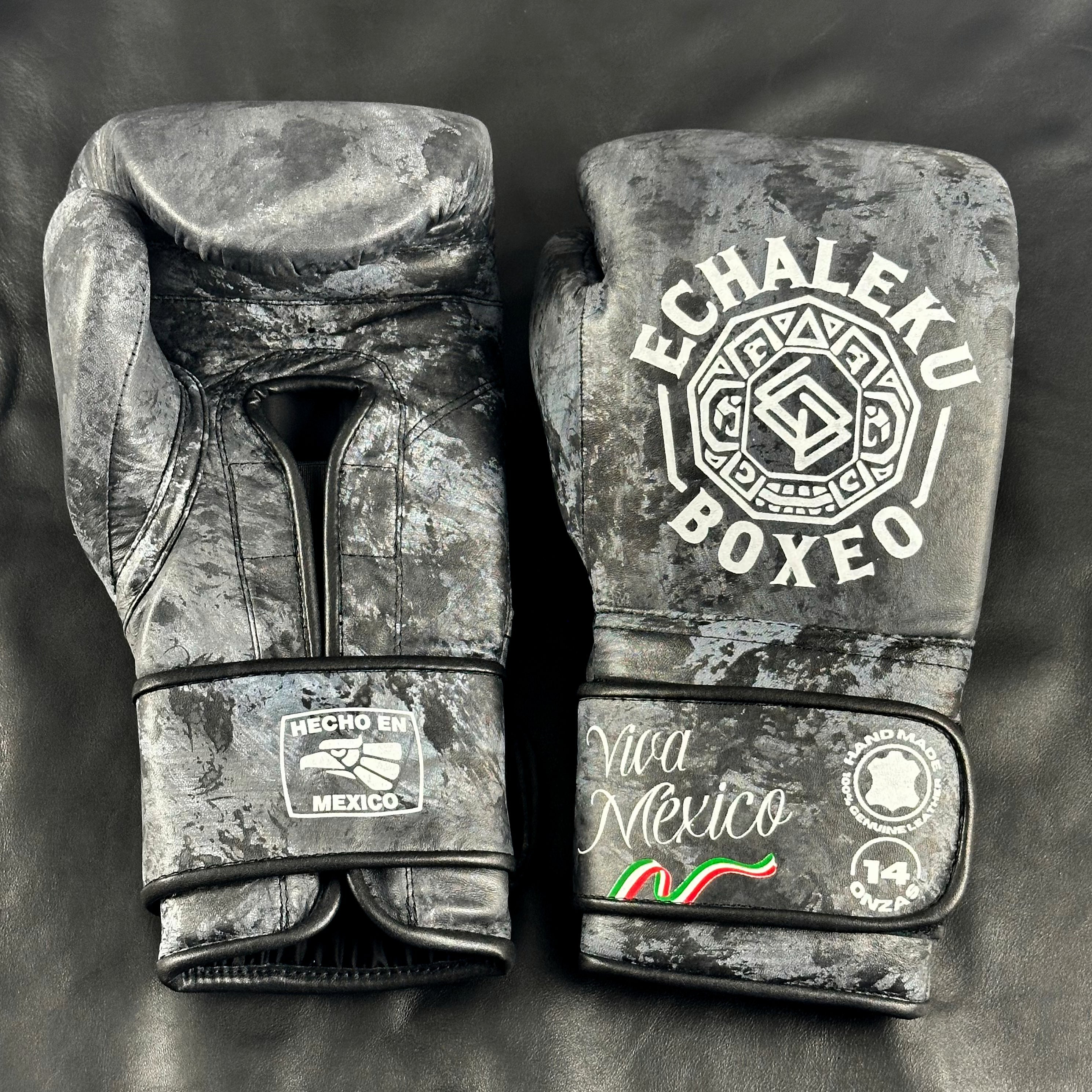 Guantes de boxeo Viva México negros de Echaleku Boxeo, vista frontal y posterior