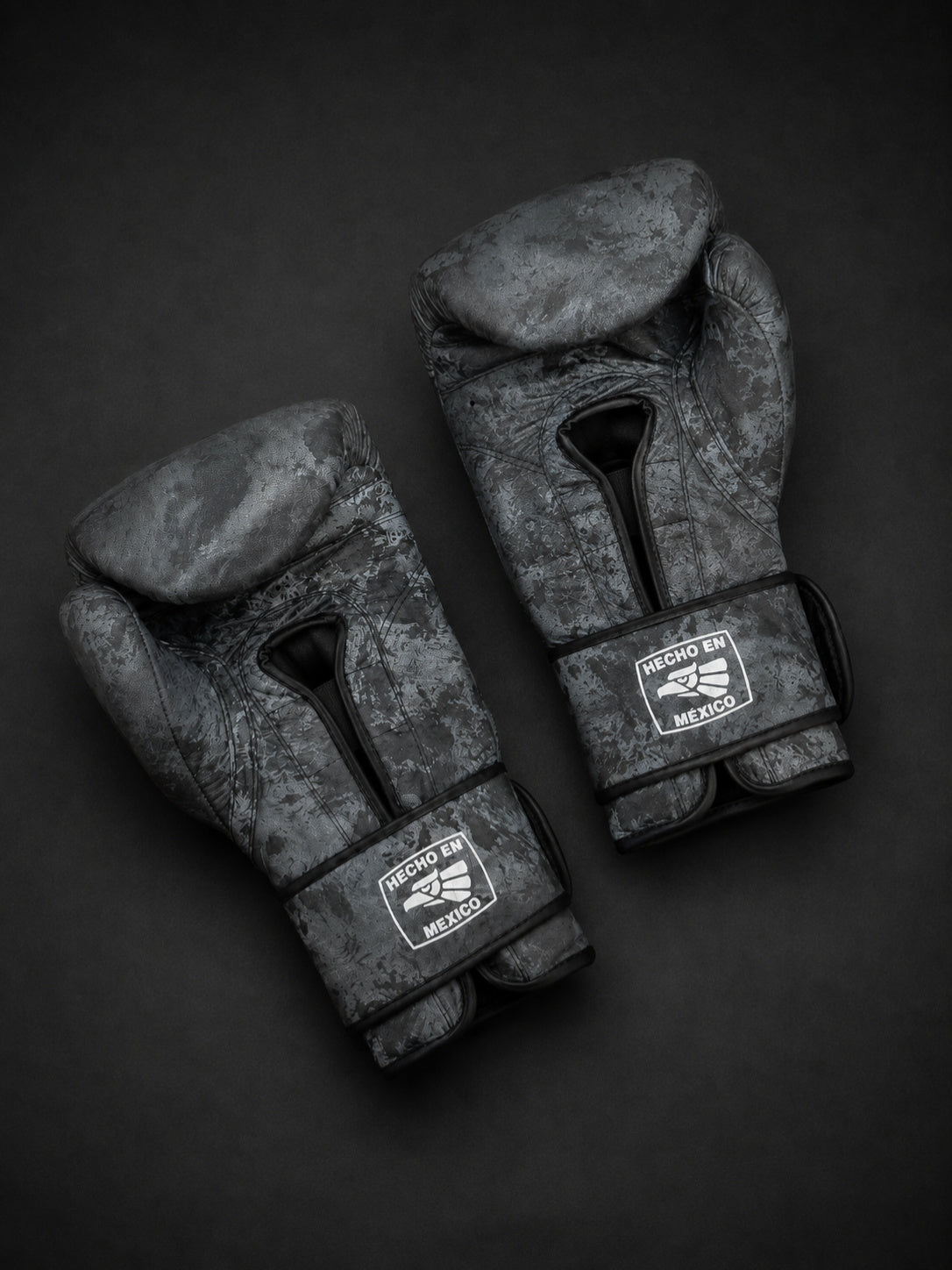 Guantes de boxeo Viva México Negro, vista diagonal del par