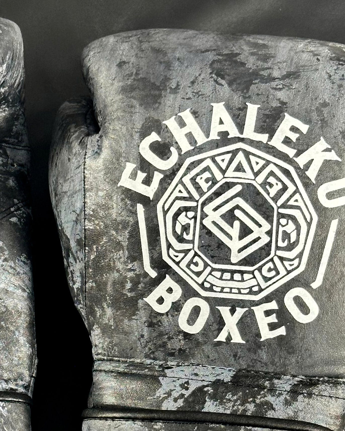 Detalle 1 de los guantes de boxeo Viva México Negro de Echaleku Boxeo