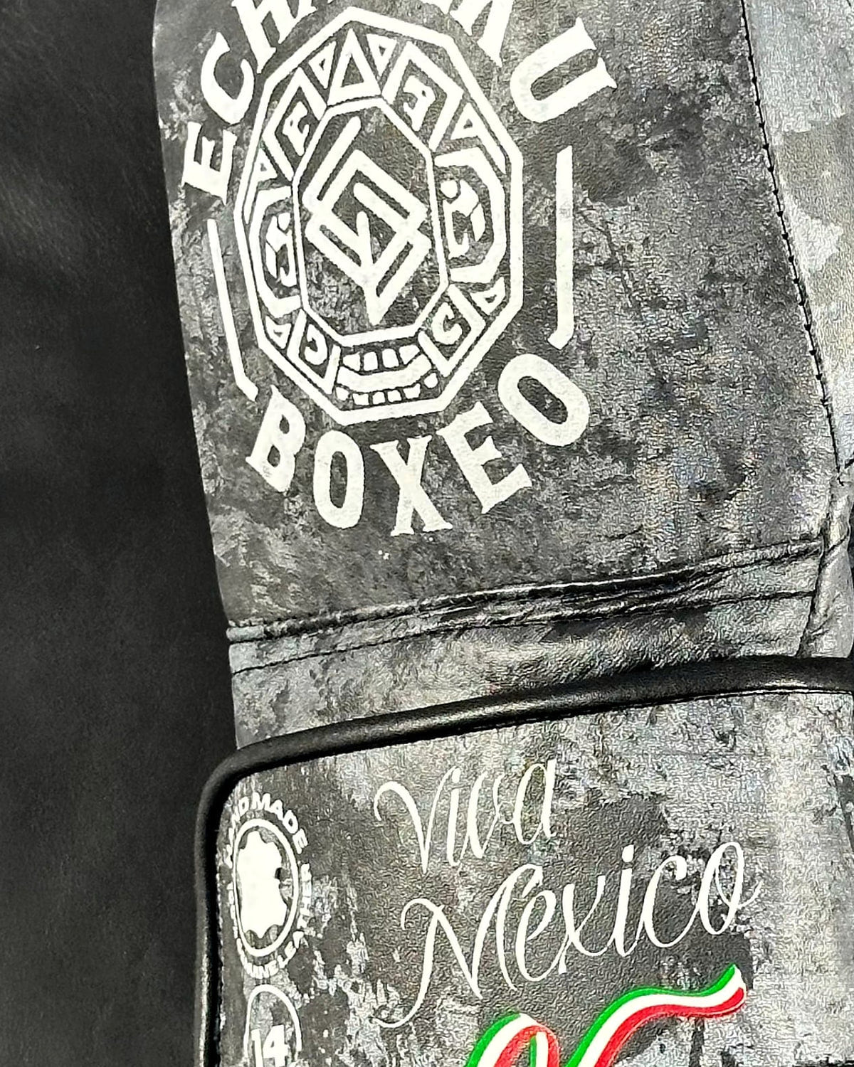 Detalle 2 de los guantes de boxeo Viva México Negro de Echaleku Boxeo