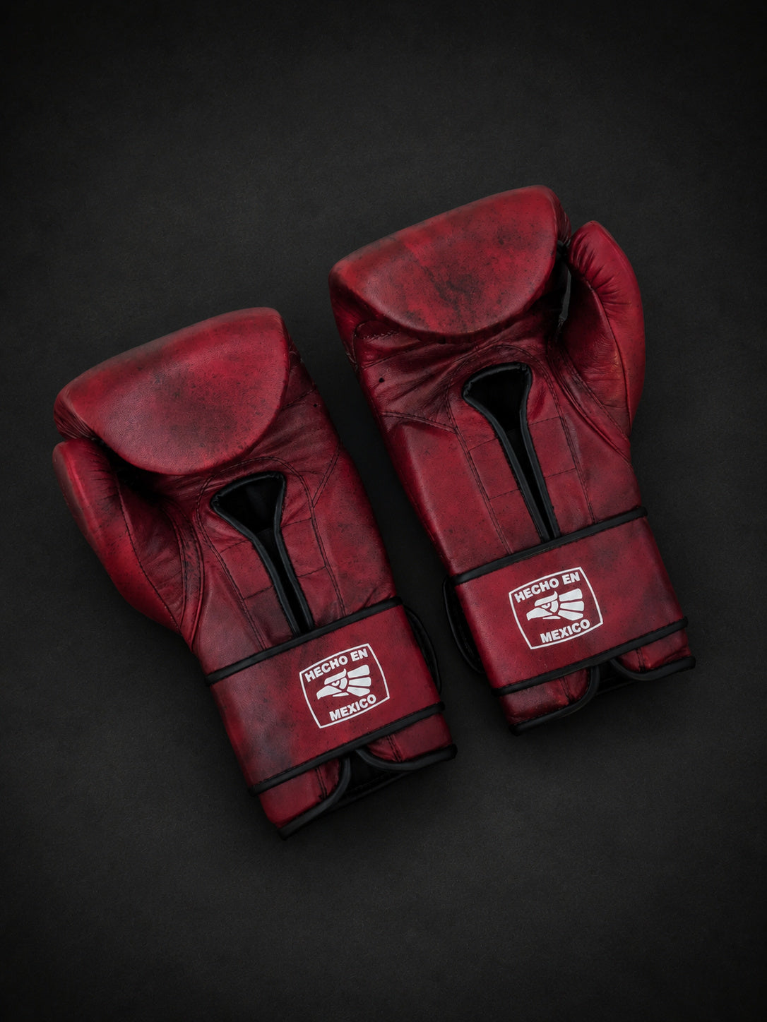 Guantes de boxeo Viva México Rojo, vista diagonal del par