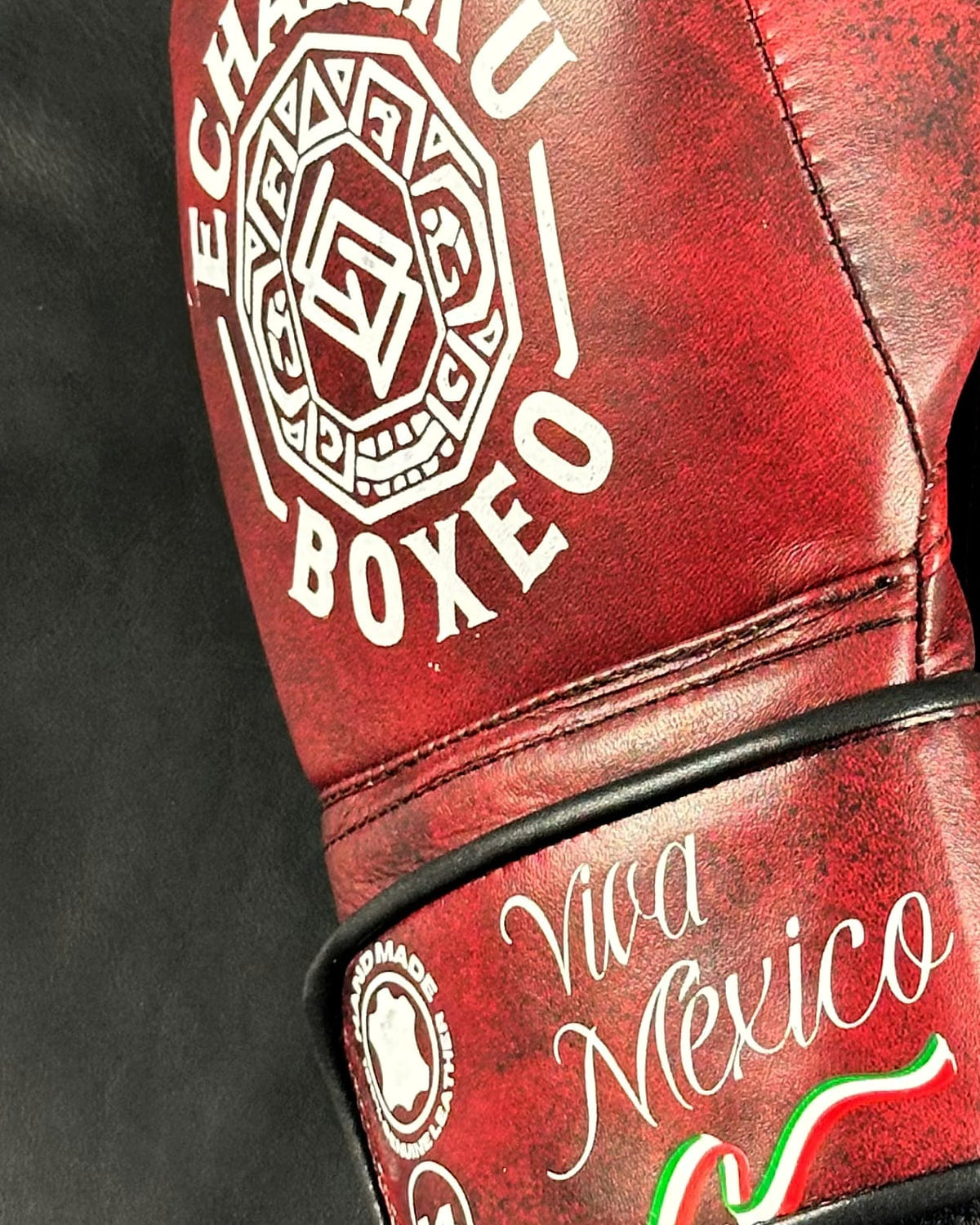 Detalle 2 de los guantes de boxeo Viva México Rojo de Echaleku Boxeo